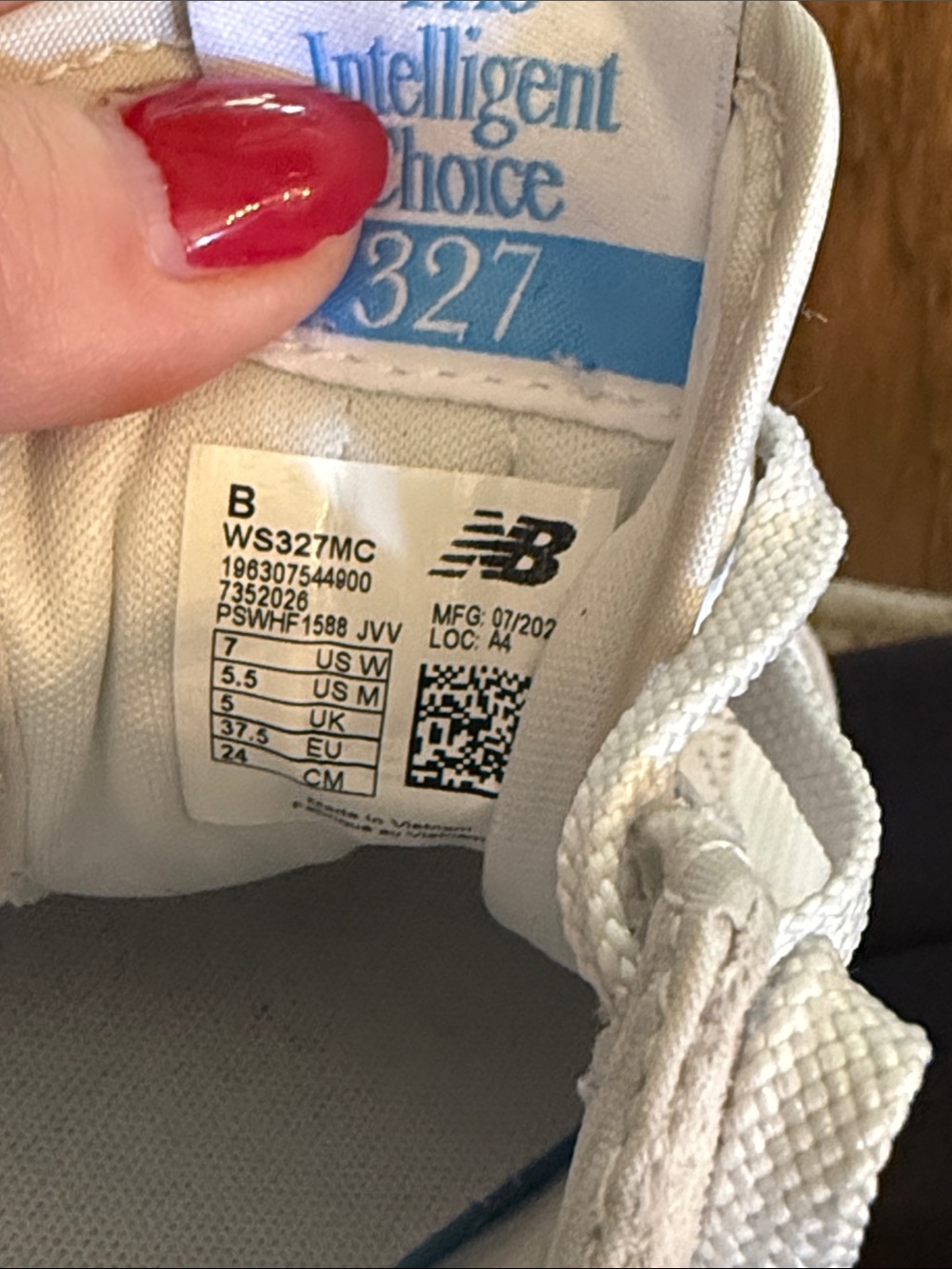 New Balance Women’s  327 Sneaker in Nimbus Cloud and Sky Blue, size 7 - Picture 11 of 11